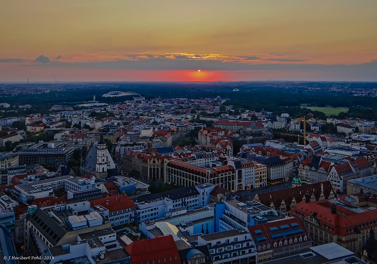 Sonnenuntergang ueber der Altstadt von Leipzig — Blick vom City-Hochhaus